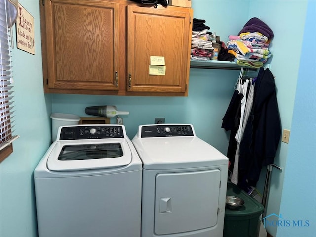 laundry room featuring cabinets and independent washer and dryer