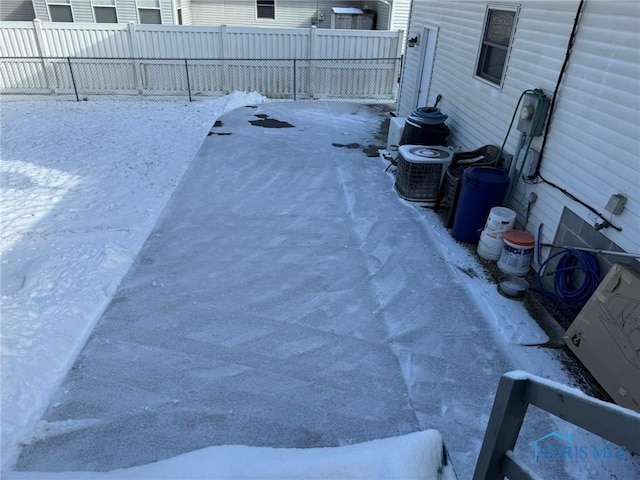 view of yard featuring cooling unit