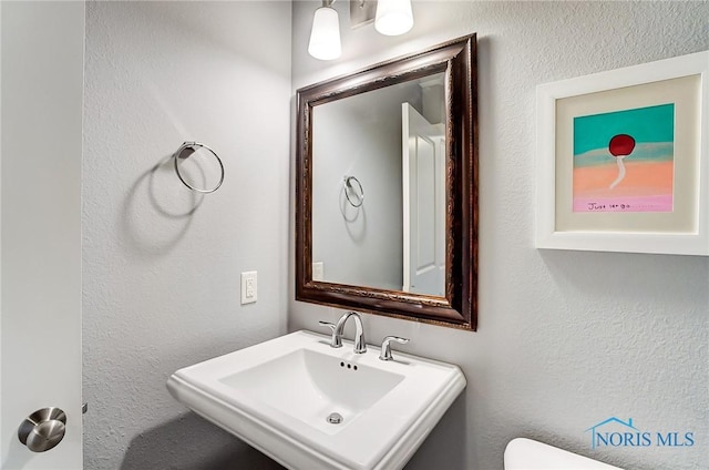 bathroom featuring sink