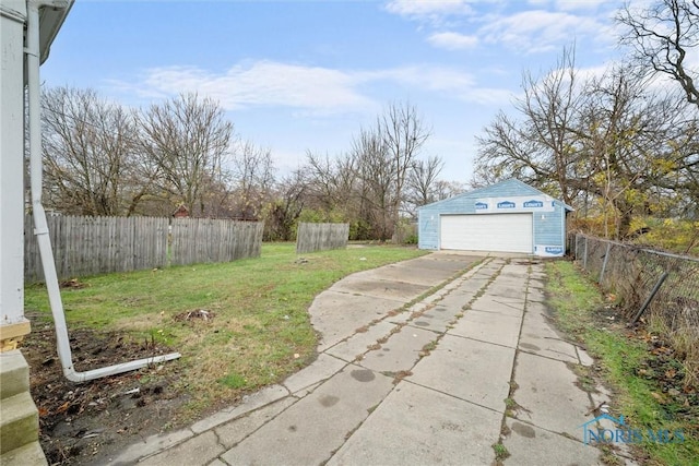 view of yard featuring a garage and an outdoor structure