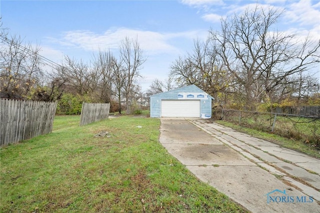 view of yard featuring an outbuilding and a garage