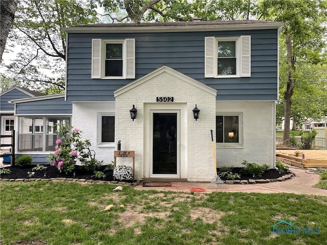 view of front of home featuring a front yard