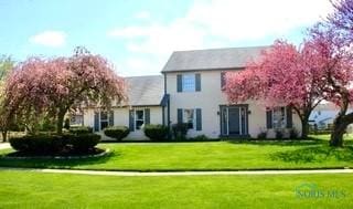 colonial house featuring a front yard