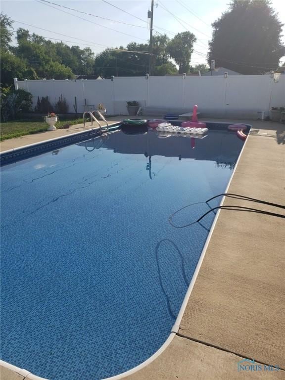 view of swimming pool