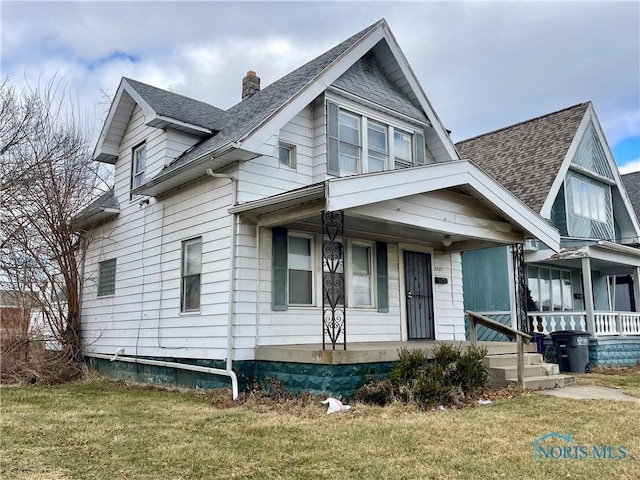 view of front of home with a front yard and covered porch