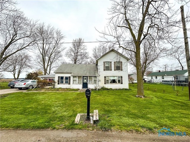 view of front of house featuring a front lawn