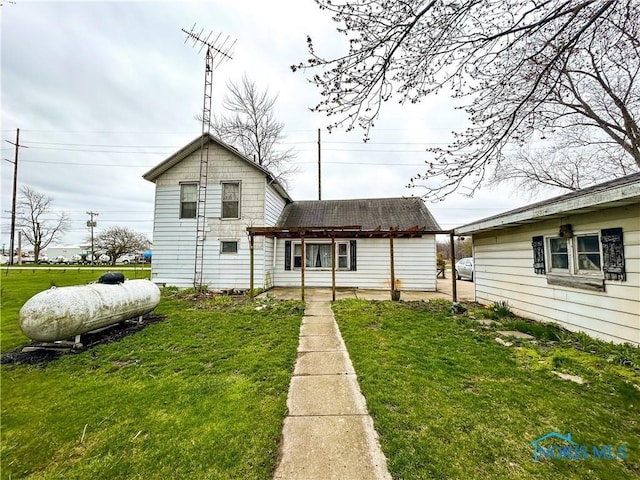 12356 Sylvania Metamora Rd, Berkey, OH 43504 - view of front of house featuring a front lawn