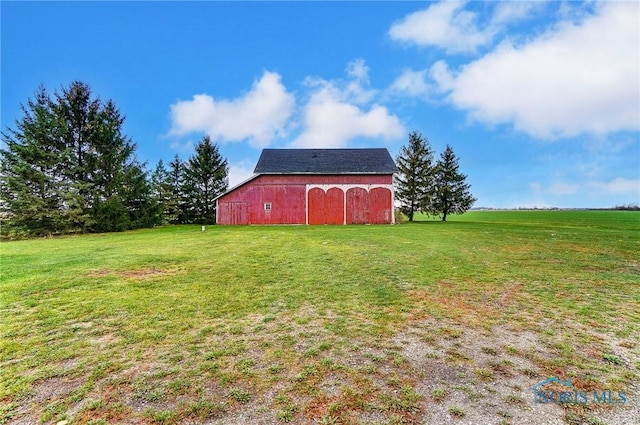 view of yard with a rural view and an outdoor structure