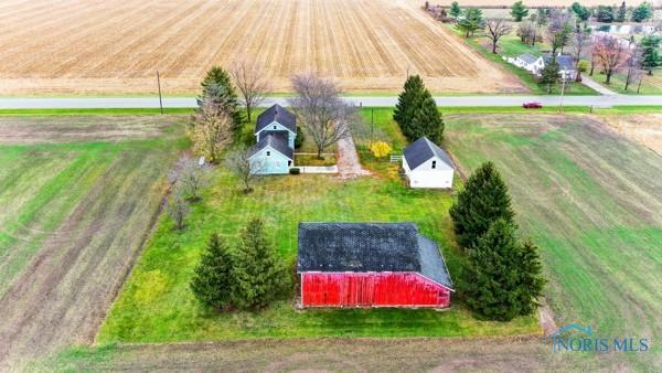 birds eye view of property featuring a rural view