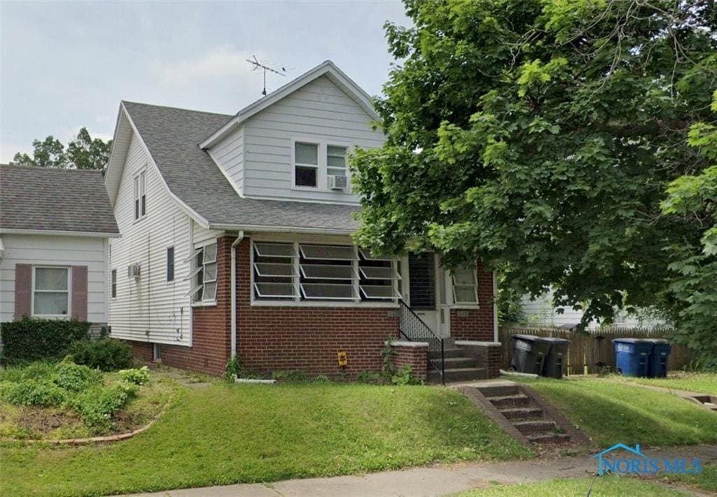 view of front of home with a front lawn