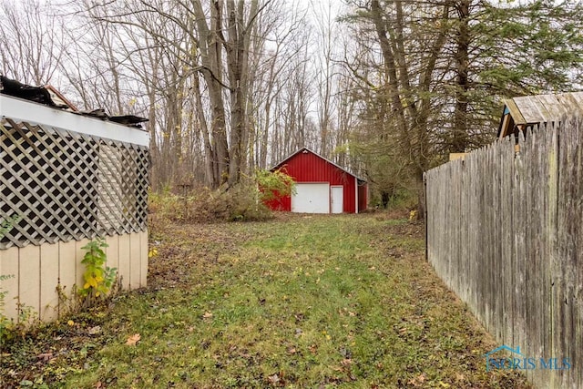 view of yard featuring a shed