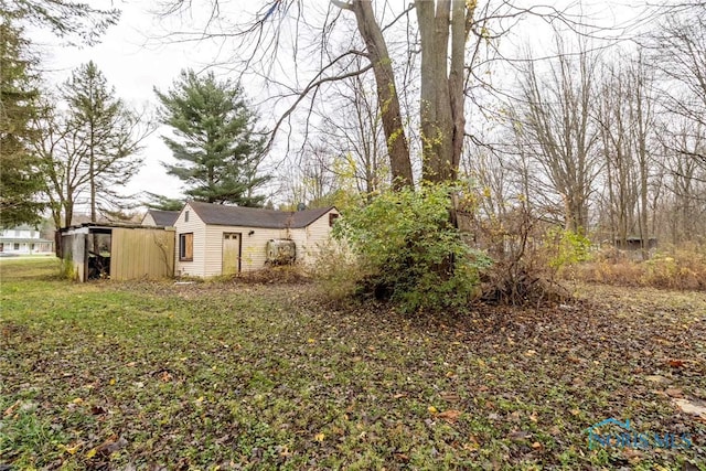 view of yard with an outbuilding