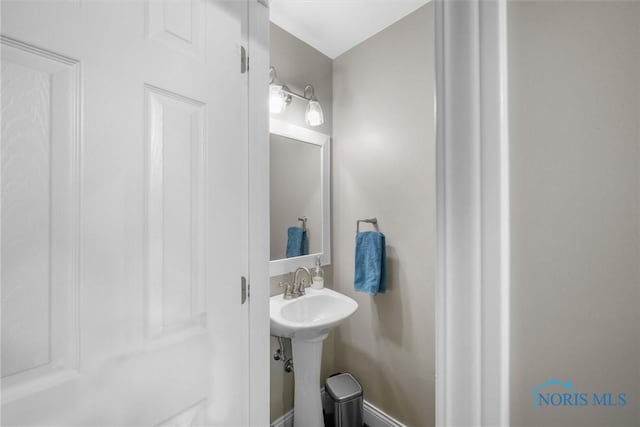 bathroom featuring sink