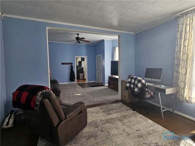 living room featuring hardwood / wood-style floors, crown molding, and ceiling fan