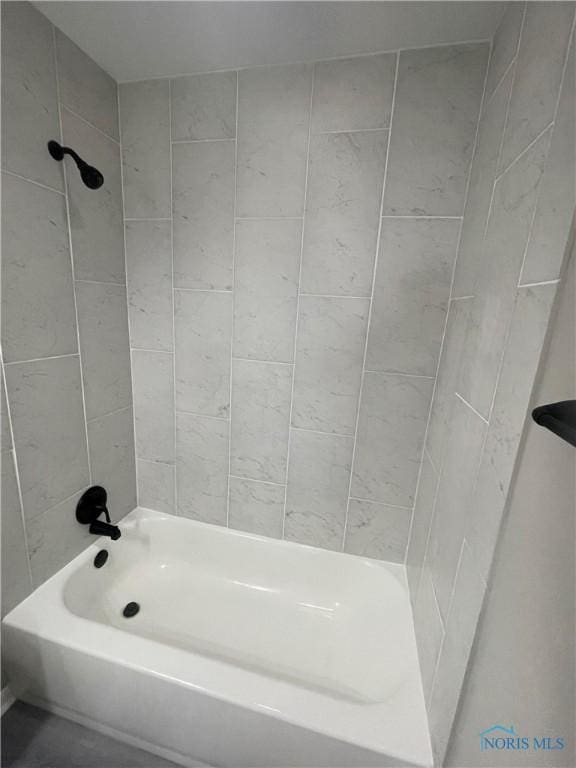 bathroom featuring tiled shower / bath combo