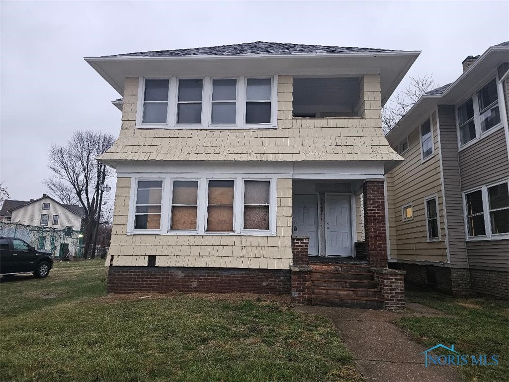 view of front of property with a front lawn