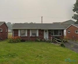 ranch-style house featuring a front yard