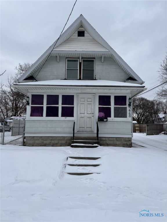 bungalow with entry steps and fence