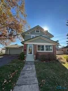 view of front of property with a front yard