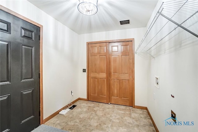 foyer featuring an inviting chandelier, baseboards, and visible vents