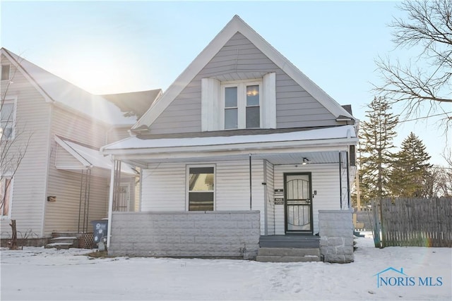 view of front of house with covered porch and fence