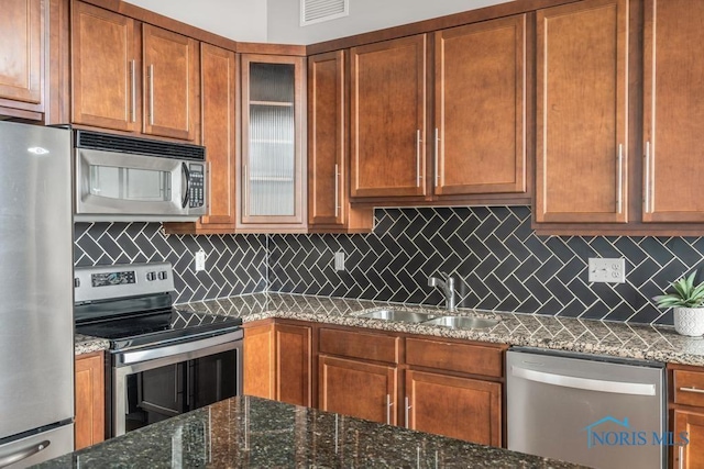 kitchen featuring visible vents, appliances with stainless steel finishes, tasteful backsplash, and a sink