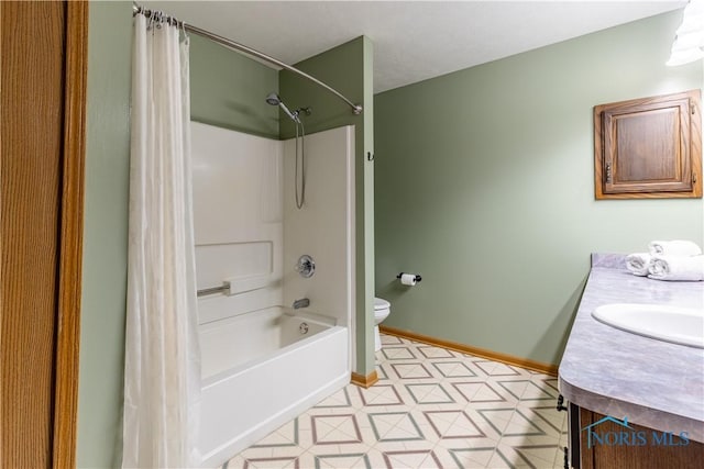 bathroom with shower / bathtub combination with curtain, toilet, vanity, and baseboards