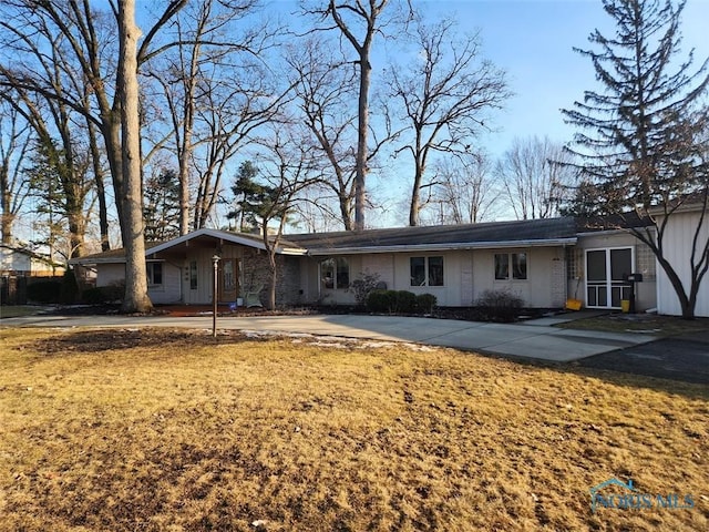 view of front of property featuring driveway and a front lawn