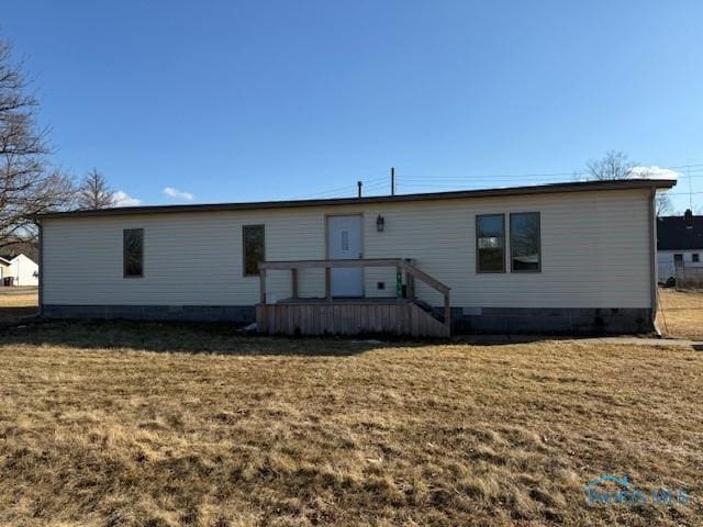 view of front of property featuring a front yard and crawl space