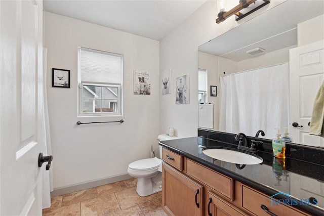 full bathroom with curtained shower, vanity, toilet, and baseboards