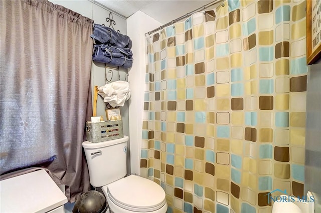 full bathroom featuring curtained shower and toilet