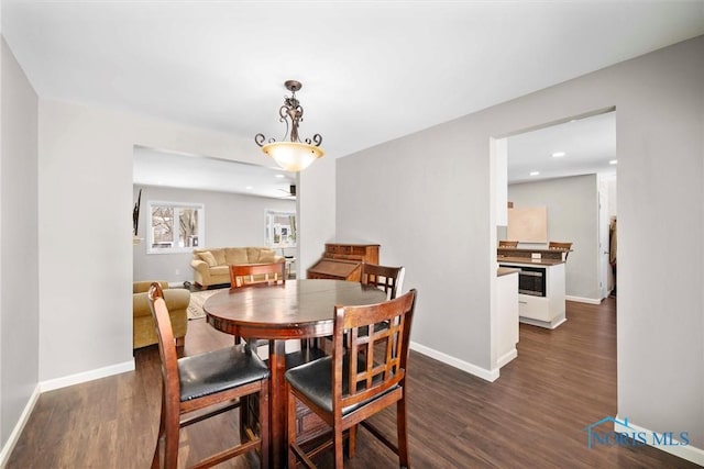 dining area with dark wood-style floors, recessed lighting, and baseboards