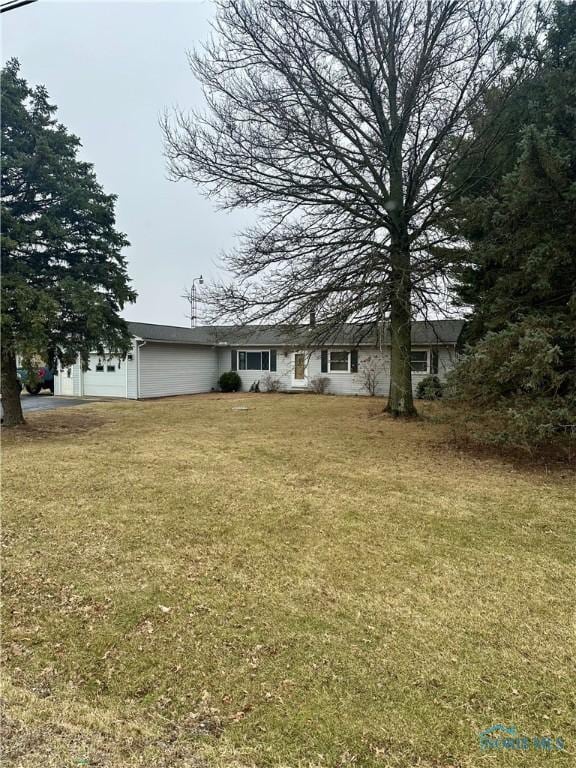 view of front of house featuring a garage and a front yard