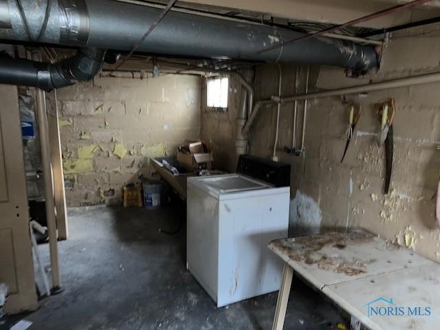 below grade area featuring washer / clothes dryer