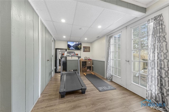 workout room featuring a drop ceiling, wood finished floors, and recessed lighting