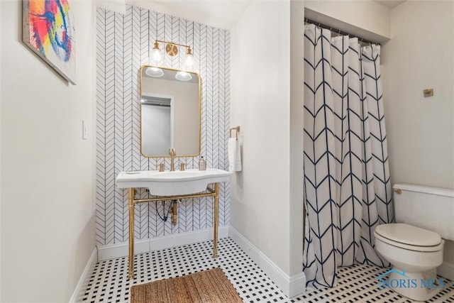 full bath featuring a shower with curtain, baseboards, and toilet