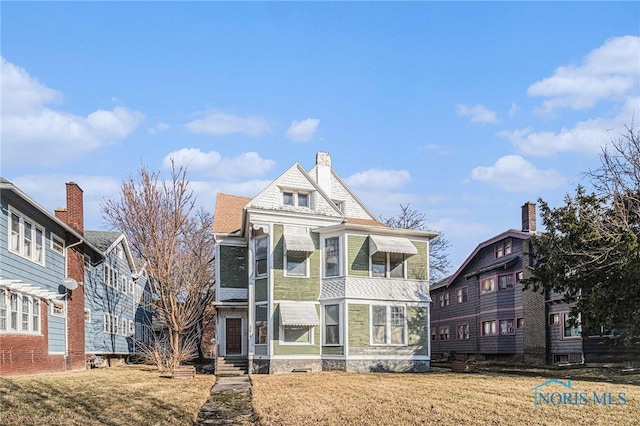 view of front facade featuring a front lawn