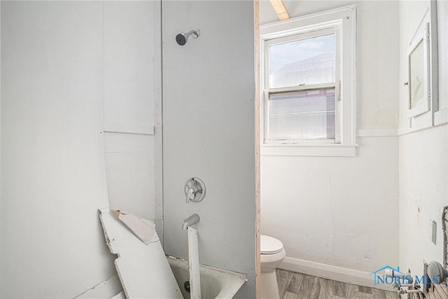 2618 Collingwood Blvd, Toledo, OH 43610 - bathroom with toilet, a tub to relax in, baseboards, and wood finished floors