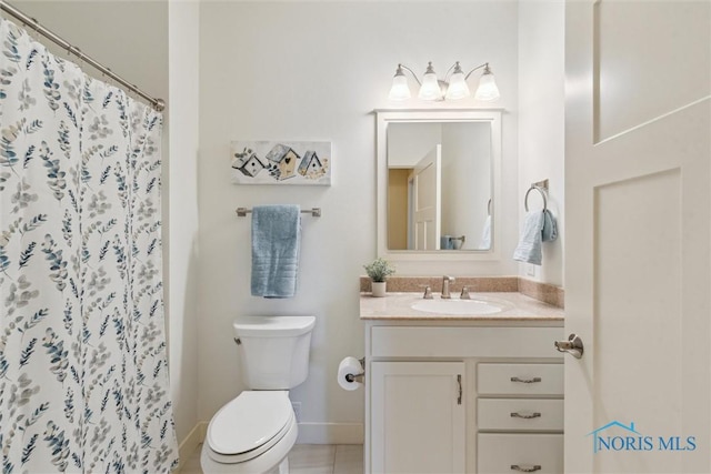 full bathroom featuring curtained shower, tile patterned flooring, toilet, vanity, and baseboards