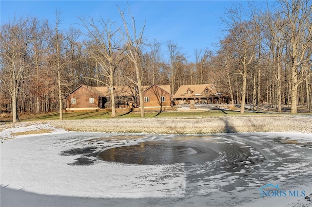 view of front of property with driveway