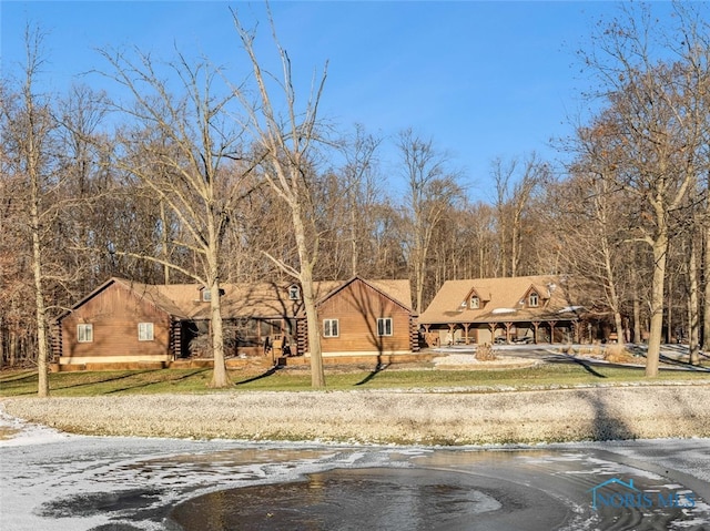 view of front of house featuring a front yard