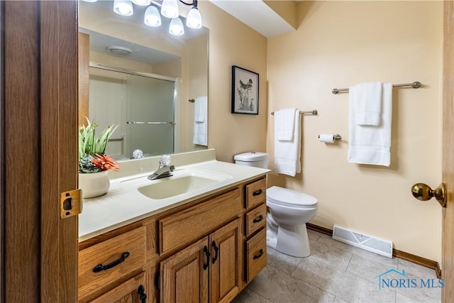 full bathroom featuring a shower with door, visible vents, toilet, vanity, and baseboards