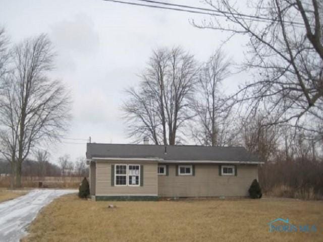 view of front of house featuring driveway and a front yard