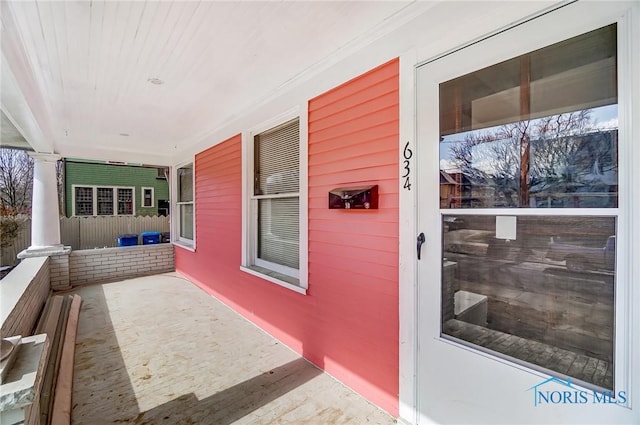 property entrance featuring a porch