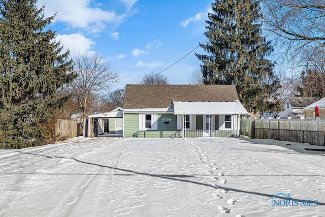 view of front of property featuring roof with shingles and a fenced front yard