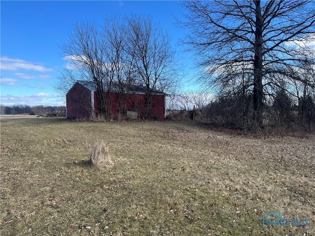 view of yard featuring an outdoor structure and a barn