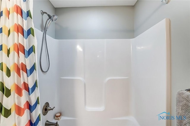 full bath with shower / bath combo with shower curtain