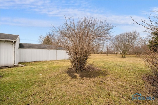 view of yard with an outdoor structure