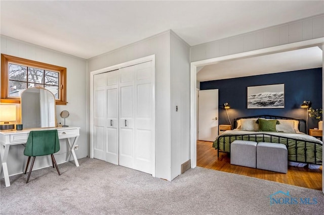 bedroom featuring carpet and a closet