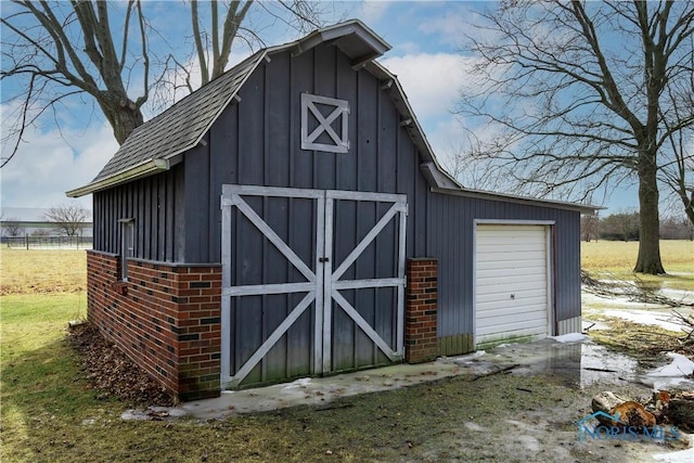 view of barn featuring driveway